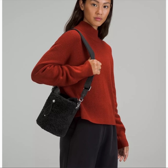 Lululemon Crossbody Fleece Bucket Bag in Black NWT - Picture 5 of 5